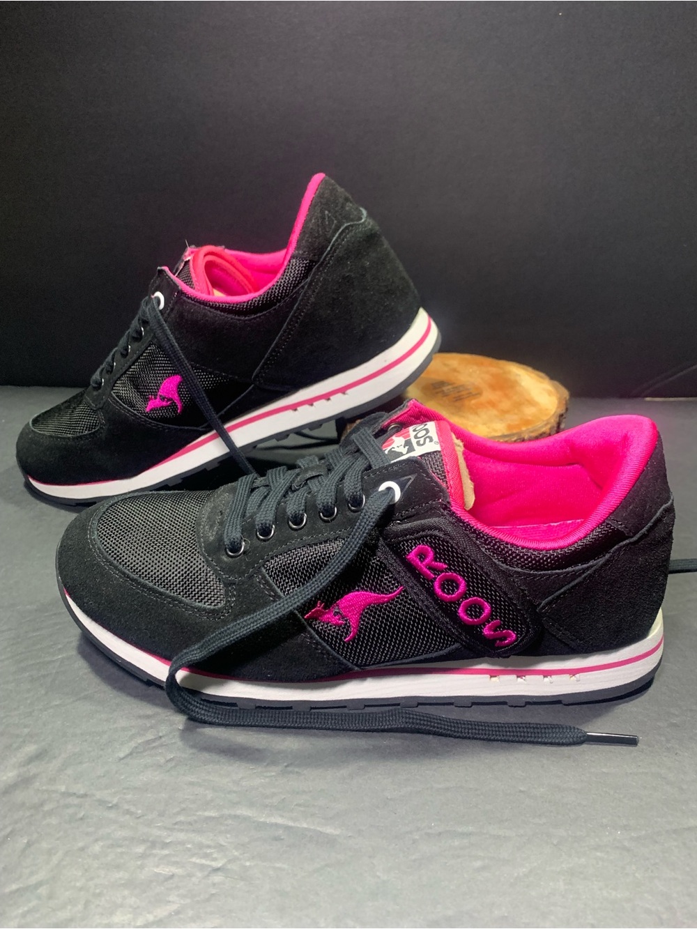 KangarROOS Vintage Woman’s Black Sneakers Shoe Size- 8.5